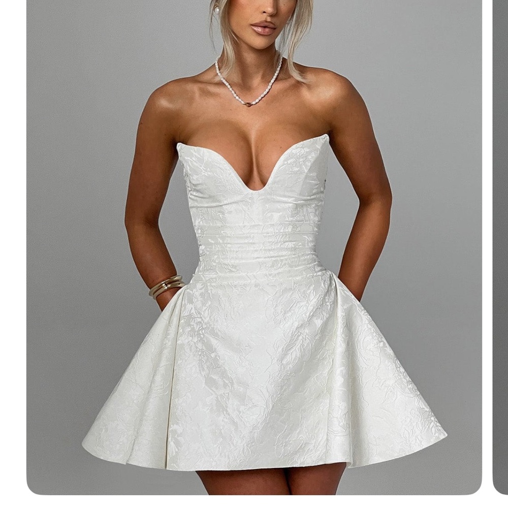 Chic Strapless White Dress